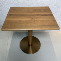 Table de restaurant en bois massif chêne clair, table carrée en bois pour café et bistro avec base ronde en métal, mobilier commercial