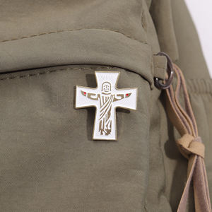 Оптовые эмалевые значки «Иисус любит меня», металлические броши на заказ с христианской символикой «Бог хорош», значки для рюкзаков и лацканов, ювелирные изделия, подарок для друзей - Product Image 3