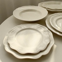 Service de table en céramique de style pastoral élégant et frais avec bordure créative en dentelle gaufrée irrégulière pour le petit-déjeuner et les desserts à la maison