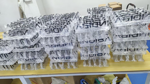 Exhibidor de Pared para Refrigerador con Logotipo Personalizado, de PVC, con Ventosas para Almacenamiento de Bebidas y Botellas - Product Image 4