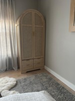 Armoire en bois cintrée avec 2 portes en rotin pour suspendre les vêtements, idéale pour la chambre – Vente en gros directe usine