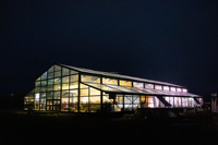 Tente de réception transparente pour mariage, structure noire en aluminium avec couverture en PVC transparent