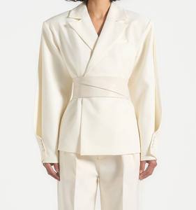 Blazer cintré pour femme en velours crème, coton biologique uni, manches torsadées, fermeture dissimulée, col en V, ceinture, anti-plis - Product Image 2