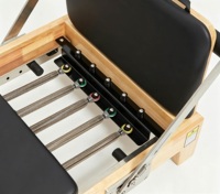 Reformer de Pilates pliable haut de gamme, cadre en bois massif à articulations, avec charnières pliantes robustes apparentes, portable