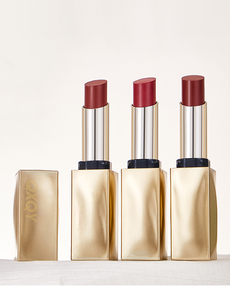 Lápiz Labial con Esencia Hidratante y Acabado Brillante Voluminizador para un Color Duradero y Labios Hidratados - Product Image 6