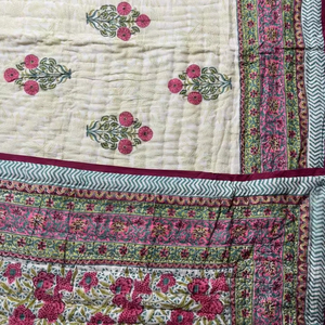 Couverture Kantha ethnique vintage de luxe à motifs Rajasthani, faite à la main, en coton, patchwork, pour hôtel - Product Image 1