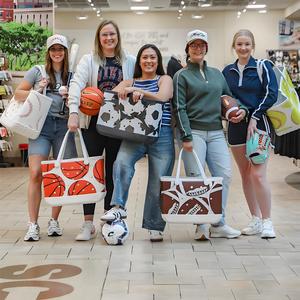 2026 En gros Sacs à main d'épaule et pochettes de plage surdimensionnés personnalisés d'été tropicaux en mousse EVA, caoutchouc, maille et silicone, grande capacité, ouverts - Product Image 3