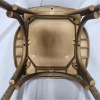 Chaise empilable de luxe en résine texturée marron avec dossier croisé, design moderne, imperméable, pour salle à manger d'hôtel ou de mariage, capacité 450 kg, avec coussin moelleux