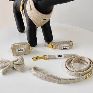 Set di Imbracatura per Cani di Lusso in Tweed Testurizzato Regolabile Senza Trazione con Fibbia in Metallo Dorato Imbottito Set con Papillon Sacchetto per Escrementi Collare e Guinzaglio - Product Image 5