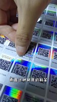 Autocollants holographiques en vinyle avec code QR personnalisé, petits caractères, étiquettes d'emballage imperméables avec logo pour designs personnalisés