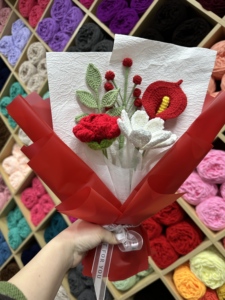 Ramo de <span class=keywords><strong>Papel</strong></span> de Regalo con Diseño de Fresa Tejida a Crochet, Ramos de Flores Hechos a Mano, Ecológicos y Elegantes, Regalo para Graduación o Halloween - Product Image 4