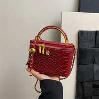 Sac fourre-tout rétro en PU à motif crocodile pour femme, collection été 2026, avec fermeture éclair, en polyester, polyvalent, élégant et sophistiqué, avec bandoulière chaîne