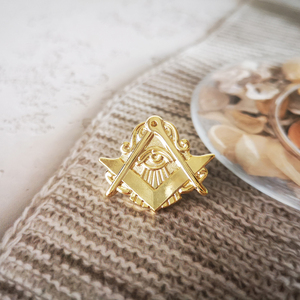 Pins de Solapa Masónicos, Insignia de la Francmasonería, Masón, BLM41, Tamaño 2.6*2.2cm, Ojo de <span class=keywords><strong>Horus</strong></span> 3D, Ojo que Todo lo Ve de <span class=keywords><strong>Dios</strong></span>, Chapado en Oro - Product Image 3