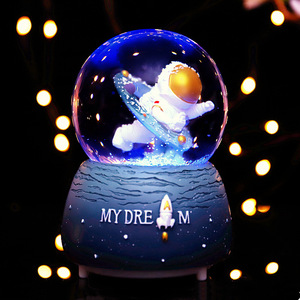 Boîte à musique lumineuse en résine synthétique MY DREAM Design, boule de cristal astronaute en réalité alternée, ornement de bureau - Product Image 2