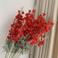 B1503 Vente en gros de fleurs en soie pour décoration artistique, arrangements floraux de mariage, tiges de Delphinium rouge à 2 fourches et longue branche