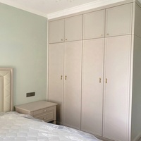Armoire en bois réglable sur mesure, placard moderne pour chambre à coucher avec plusieurs compartiments de rangement pour projets résidentiels et de villas