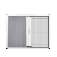 Fenêtres et portes coulissantes modernes à cadre en aluminium, moustiquaire, stores alvéolaires pare-soleil, persiennes horizontales de production industrielle