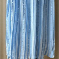 Robe pull midi plissée Joydressing élégante bleu clair en maille pour femme, à manches courtes, boutonnée avec perles, vente en gros