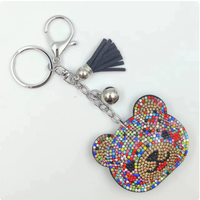 Ornement en forme de petite tête d'ours rose scintillant entièrement orné de strass avec pompons, pendentif suspendu de haute qualité, porte-clés le plus vendu