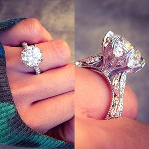 Anello di Fidanzamento F1316 per Donna in Oro Bianco con Diamante Taglio Brillante Rotondo Colore D Naturale e Diamanti Laterali - Product Image 1