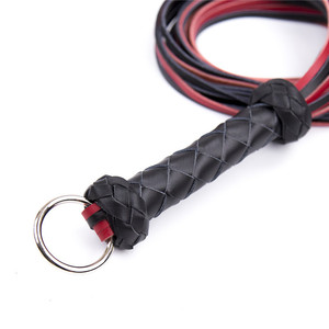Offre Spéciale fouet de fouet bdsm à pompon en cuir noir et rouge pour hommes et femmes - Product Image 4