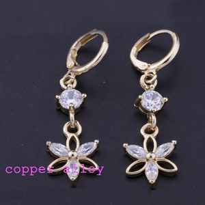 Pendientes de Aro Colgantes con Diseño de Flor Trenzada Chapados en Oro y Circonita Cúbica, Joyería Elegante para Mujer, Uso Diario y Fiestas - Product Image 5