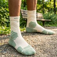 Chaussettes de compression athlétiques personnalisées avec logo, chaussettes de sport OEM pour la course, chaussettes ergonomiques rembourrées mi-mollet gauche-droite pour hommes et femmes