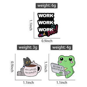 Spilla smaltata 'Work Work Work and Die' con rana che esegue compiti stravaganti, distintivo divertente, spilla da bavero, gioiello con gatto e caffè, regalo, vendita all'ingrosso - Product Image 6