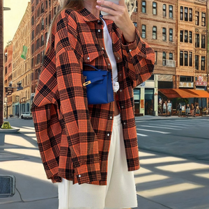 Camisa de Franela a Cuadros Holgada para Mujer, Manga Larga, Cierre de Botones, Estilo Casual, Atuendo de Otoño con Pantalones Blancos, Estilo Urbano - Product Image 3