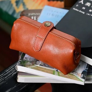 Bolso de Mano de Cuero Vacuno Genuino para Mujer, Color Marrón, Horizontal, Cuadrado, con Cierre de Botón, para la Primavera de 2025 - Product Image 1