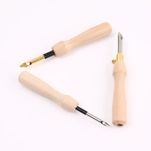 Herramienta <span class=keywords><strong>de</strong></span> costura <span class=keywords><strong>de</strong></span> <span class=keywords><strong>lana</strong></span> con mango <span class=keywords><strong>de</strong></span> madera JC <span class=keywords><strong>de</strong></span> 5mm y 3,5mm con <span class=keywords><strong>enhebrador</strong></span> para aguja perforadora <span class=keywords><strong>de</strong></span> pluma <span class=keywords><strong>de</strong></span> bordado grueso DIY - Product Image 3