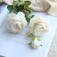 Großhandel Hochwertige Seiden-Kunstpflanzen 3-köpfige Rosen für Neujahr Hochzeit Hintergrundwand Arrangement Dekoration