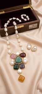 สร้อยคอไข่มุกบาร็อคสำหรับผู้หญิง Arcadia Pearls ประดับอัญมณีหลากสีทรงเรขาคณิต ชุบทอง สไตล์วินเทจ เหมาะสำหรับงานปาร์ตี้ - Product Image 1