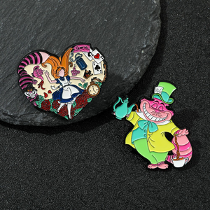 Badge en métal électroplaqué et broche en alliage à goutte d'huile, motifs personnages de films, séries TV et dessins animés d'Europe et d'Amérique, <span class=keywords><strong>Alice</strong></span> <span class=keywords><strong>au</strong></span> <span class=keywords><strong>pays</strong></span> <span class=keywords><strong>des</strong></span> <span class=keywords><strong>merveilles</strong></span> <span class=keywords><strong>Chat</strong></span>, avec ressort - Product Image 1