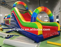 Jeux interactifs stimulants couleurs arc-en-ciel 0.55mm bâche en PVC parcours d'obstacles gonflable géant