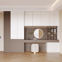 Système de dressing moderne personnalisable pour chambre à coucher, design en panneaux de bois, portes à battants, coiffeuse intérieure réglable incluse (avec éclairage)