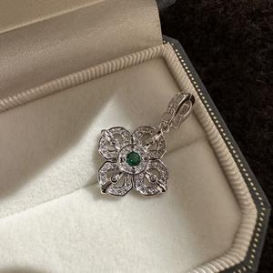 Colgante de Plata de Ley S925 con Circonita Verde de Lujo Ligero, Diseño de Flor Tallada Simple y Moderno, Estilo Vintage Elegante y Antiguo - Product Image 4