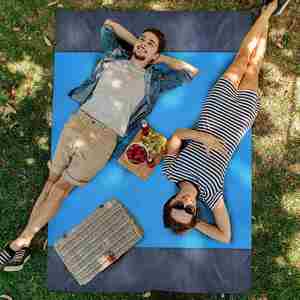 Tapis de plage premium à séchage rapide, sans sable, durable, résistant à l'eau, pour 1 à 6 adultes, surdimensionné et léger, avec 4 piquets - Product Image 4