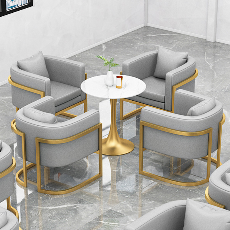 Table ronde avec 4 canapés simples gris