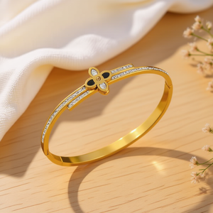 Bracciale Angelina in Acciaio Inossidabile Placcato Oro, Design Floreale con Cristalli e Strass, Gioiello Trendy da Donna - Product Image 4