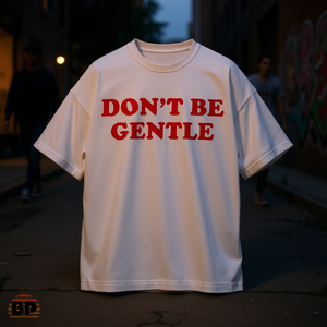 T-shirt Oversize con Grafica 'Dont Be Gentle' e Testo Rosso, Stile Streetwear Audace per Uomo e Donna, Design Retrò - Product Image 3