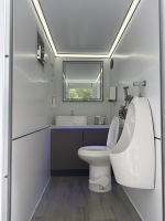 Toilettes portables modernes personnalisées, remorque mobile de luxe durable pour les toilettes de camping en plein air avec couleur personnalisée