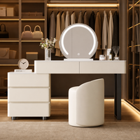 Ensemble de coiffeuse moderne en panneaux de bois blanc avec miroir LED réglable, tiroirs de rangement, table de maquillage pour chambre d'hôtel
