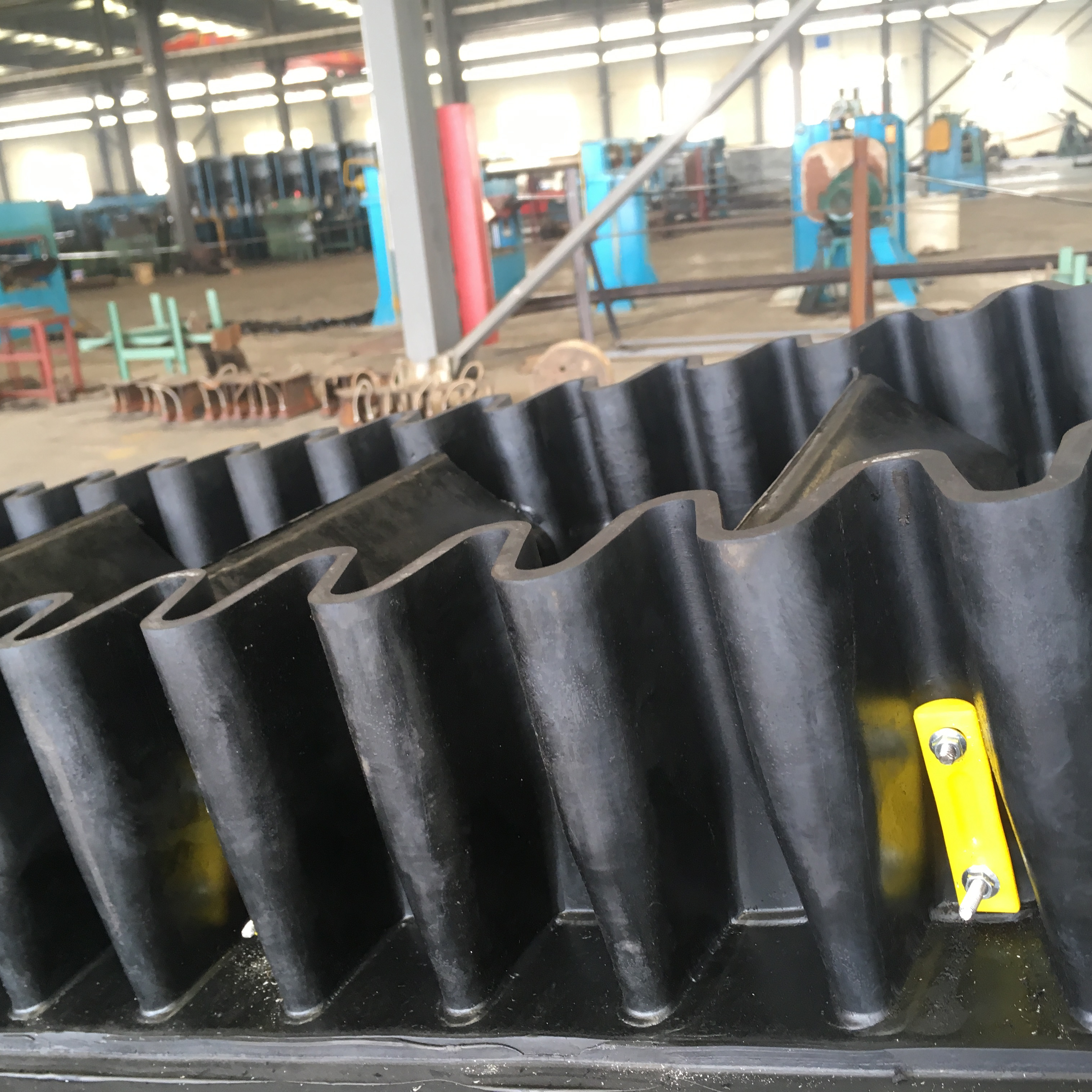 EP200/400 rubber corrugated sidewall conveyor belt with cleat