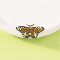 Nouveau brillant fabriqué en chine, conception personnalisée de diverses formes, alliage de Zinc de haute qualité, laiton fer papillon Logo épingle de revers Badge