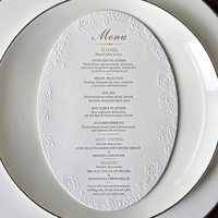 Invitation de mariage classique de luxe à prix d'usine, impression typographique blanche, fleurs 3D en relief, estampage à chaud doré, carte de menu de table