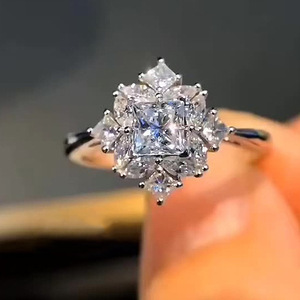 Anello Minimalista con Zirconi Incastonati a Motivo Floreale, Stile Europeo-Americano, Anello Decorativo per Banchetti e Occasioni di Fidanzamento - Product Image 2