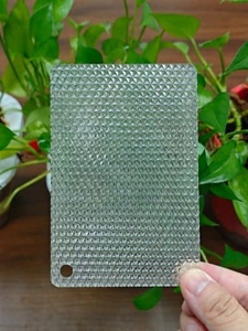 Lámina Acrílica Prismática Transparente con Patrón Piramidal, Panel Difusor de Luz para Luminarias LED y Plafones - Product Image 5