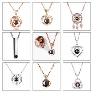 สร้อยคอโปรเจคเตอร์แบบสปอร์ตสำหรับผู้หญิง ดีไซน์หรูหราเบาๆ ทำจากทองแดงประดับเพชร พร้อมรูปภาพสั่งทำได้ รองรับ 100 ภาษา รุ่น S925 - Product Image 3