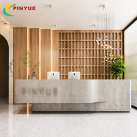 Comptoir de réception personnalisé en crème pour bureau, avec bordure dorée, comptoir incurvé à niveaux, logo semi-circulaire rétroéclairé par LED, salon de beauté